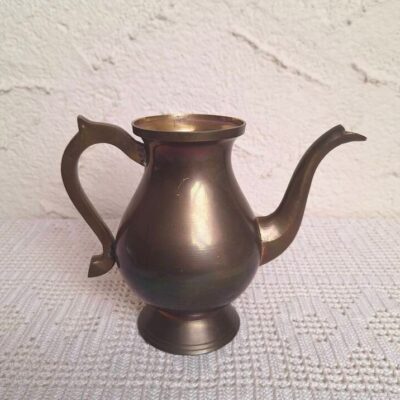 Mosiężny Dzbanek Vintage – Orientalna Dekoracja
