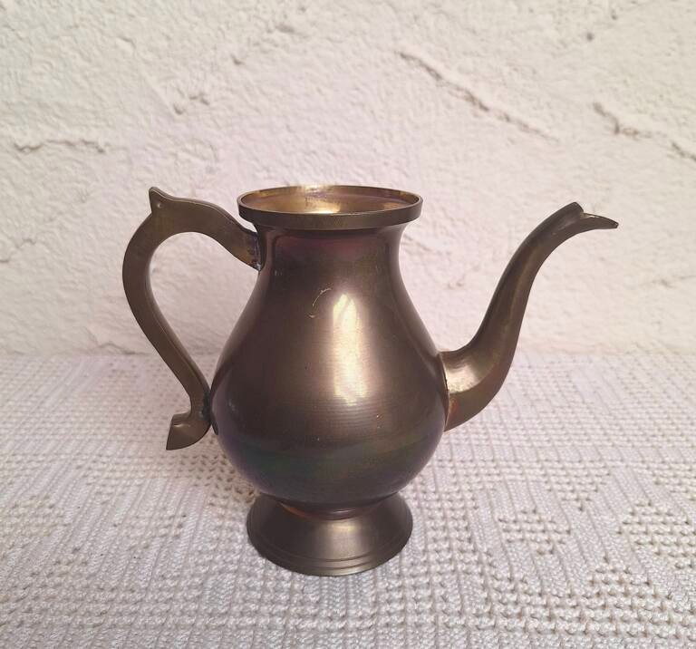 Mosiężny Dzbanek Vintage – Orientalna Dekoracja