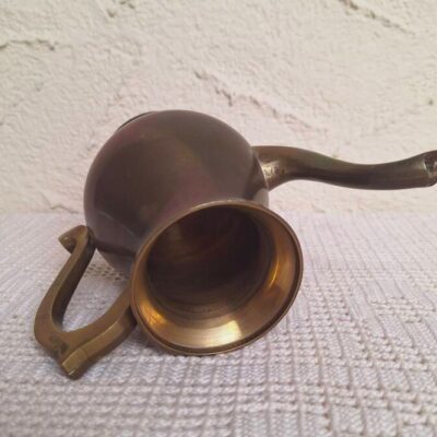 Mosiężny Dzbanek Vintage – Orientalna Dekoracja