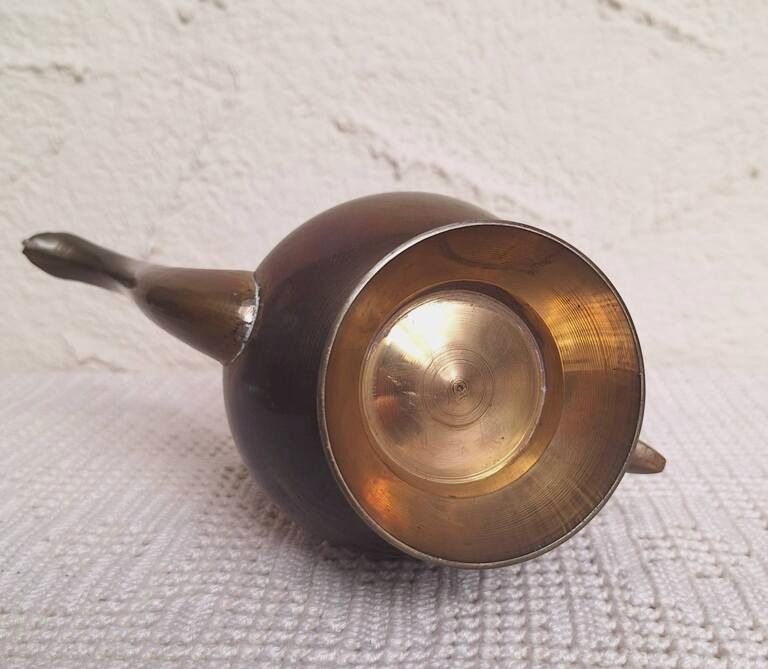 Mosiężny Dzbanek Vintage – Orientalna Dekoracja