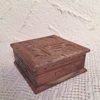 Drewniana szkatułka vintage – Rzeźbiony Ptak