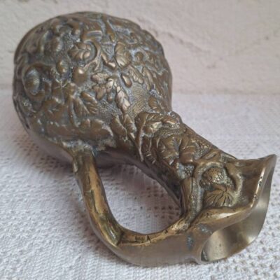 Mosiężny Dzban Vintage – Sceny Winobrania i Putta, Bogaty Relief