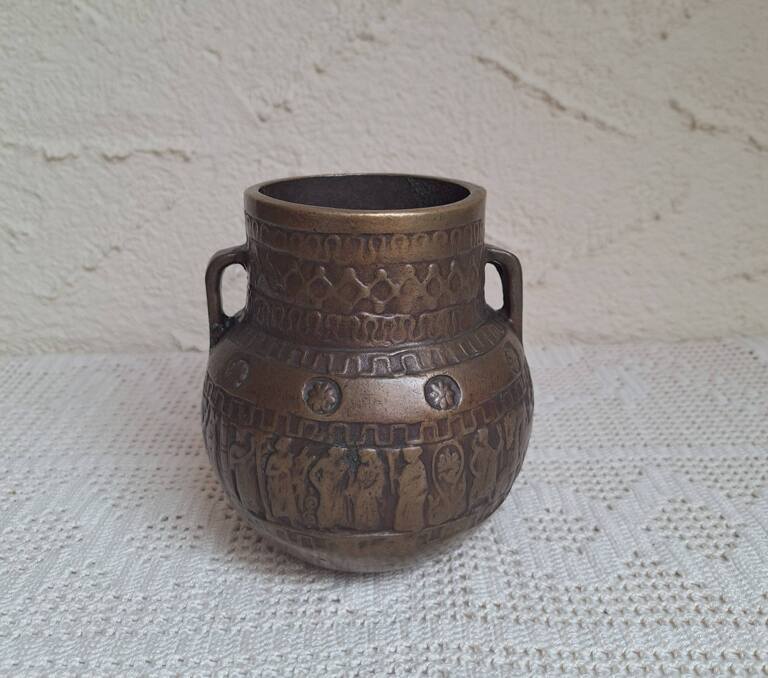 Mosiężna waza amfora vintage – relief grecki, patyna