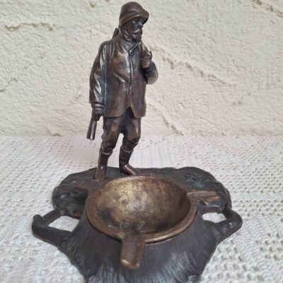 Antyczna Mosiężna Popielniczka Figuralna – Myśliwy ze Strzelbą