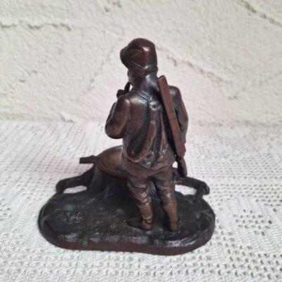 Antyczna Mosiężna Popielniczka Figuralna – Myśliwy ze Strzelbą