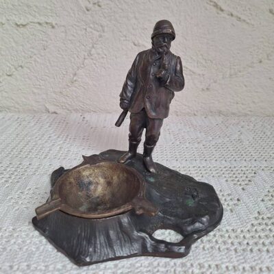 Antyczna Mosiężna Popielniczka Figuralna – Myśliwy ze Strzelbą