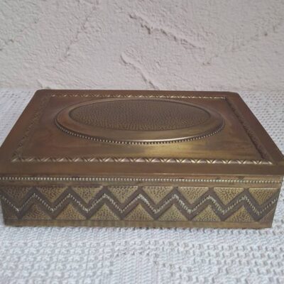 Mosiężna Szkatułka Vintage z Drewnianym Wnętrzem – Art Deco