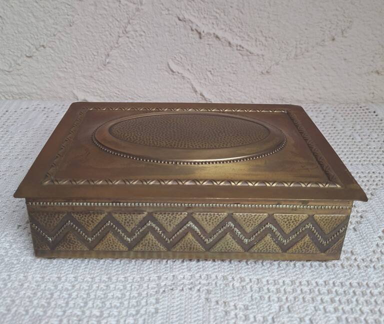 Mosiężna Szkatułka Vintage z Drewnianym Wnętrzem – Art Deco