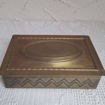 Mosiężna Szkatułka Vintage z Drewnianym Wnętrzem – Art Deco