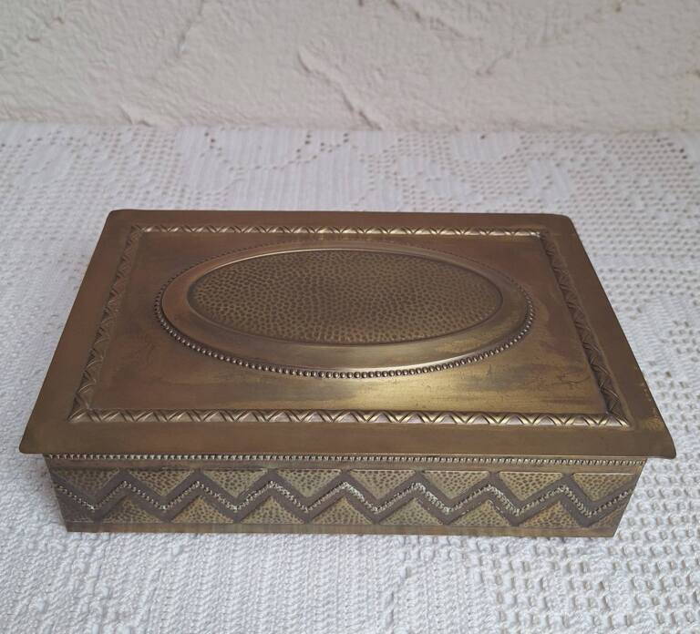 Mosiężna Szkatułka Vintage z Drewnianym Wnętrzem – Art Deco