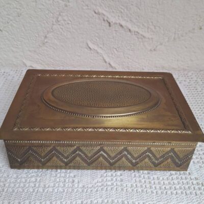 Mosiężna Szkatułka Vintage z Drewnianym Wnętrzem – Art Deco