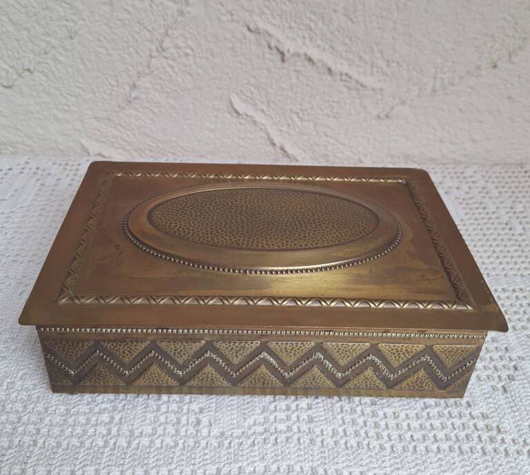 Mosiężna Szkatułka Vintage z Drewnianym Wnętrzem – Art Deco