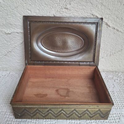 Mosiężna Szkatułka Vintage z Drewnianym Wnętrzem – Art Deco