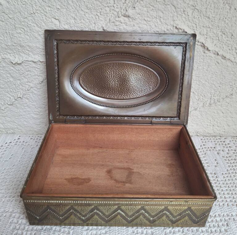 Mosiężna Szkatułka Vintage z Drewnianym Wnętrzem – Art Deco
