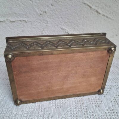 Mosiężna Szkatułka Vintage z Drewnianym Wnętrzem – Art Deco