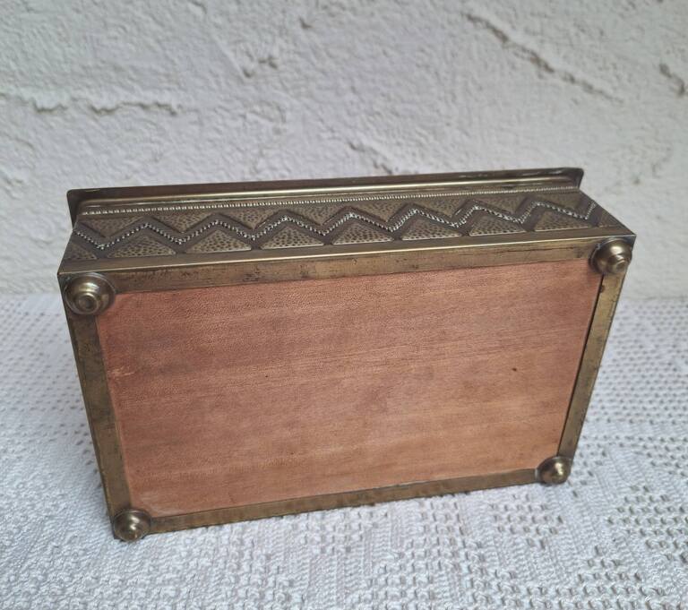 Mosiężna Szkatułka Vintage z Drewnianym Wnętrzem – Art Deco