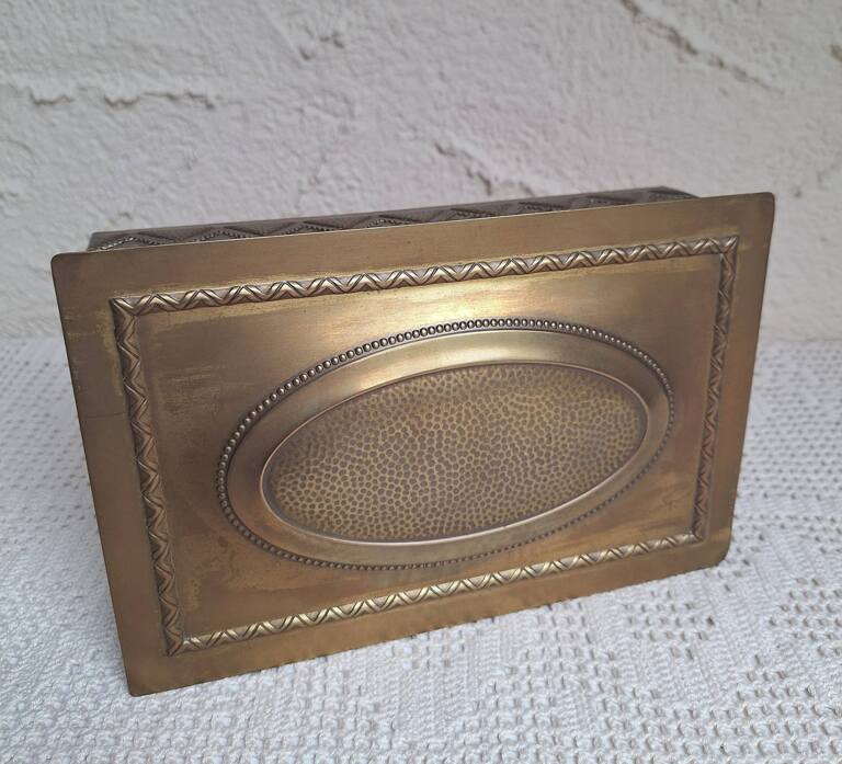 Mosiężna Szkatułka Vintage z Drewnianym Wnętrzem – Art Deco
